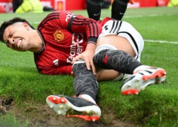 Lisandro Martinez: Manchester United boss Erik ten Hag says injury 'doesn't look good'
