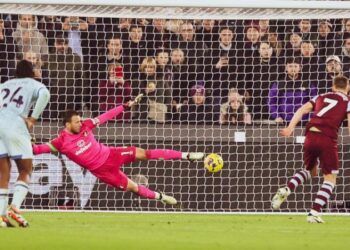 West Ham rescue draw after Phillips error on debut