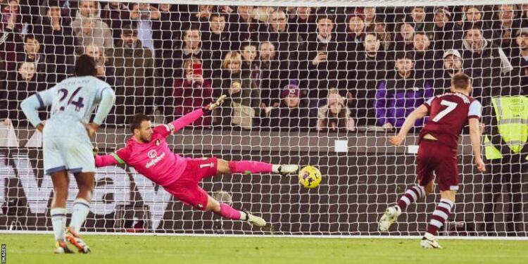 West Ham rescue draw after Phillips error on debut