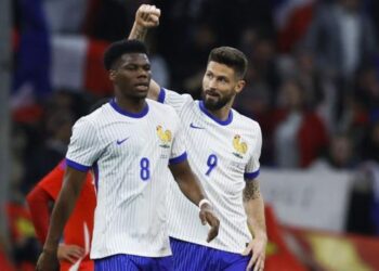 Giroud scores as France fights back to beat Chile