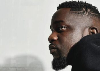 Sarkodie found himself in a conflict of interest dilemma when he was performing at the Official launch of new Teclo outfit, Telecel Ghana, previously called Vodafone.