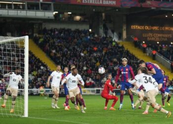 Lewandoski hat-trick as Barcelona see off Valencia