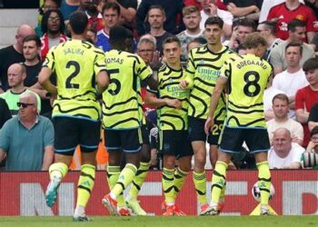 Arsenal win ugly to take title race to final day