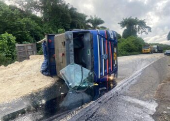 accra-cape-coast-highway-partially-blocked-after-truck-overturns