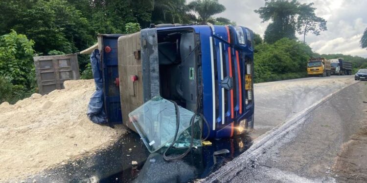 accra-cape-coast-highway-partially-blocked-after-truck-overturns