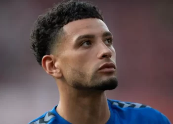 Lyon make £12.7m bid for Everton defender Godfrey