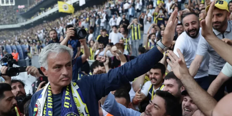 'This shirt is my skin' - Fenerbahce unveil Mourinho