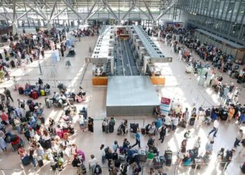 A mass IT outage has disrupted services at global institutions, including major banks, media outlets, and airlines. Many airlines have grounded flights worldwide, causing widespread delays.