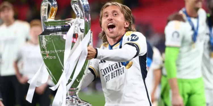 Modric signs one-year extension with Real Madrid