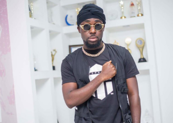 Ghanaian rapper, Teephlow has indicated that Ghanaian musicians should look beyond the borders of the country if they feel the need to do so because Ghanaians are not ready to invest in their music.