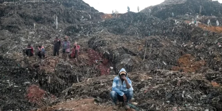 Landslide at Uganda rubbish dump kills 21