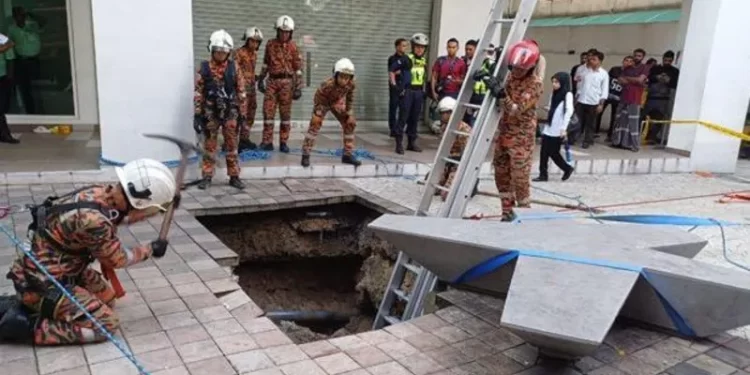 Woman swallowed by pavement sinkhole in Kuala Lumpur