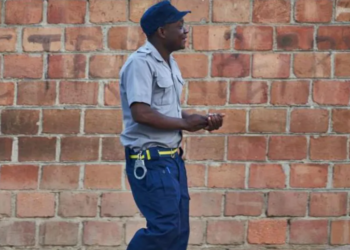 Zimbabwe bans police from using mobile phones while on duty