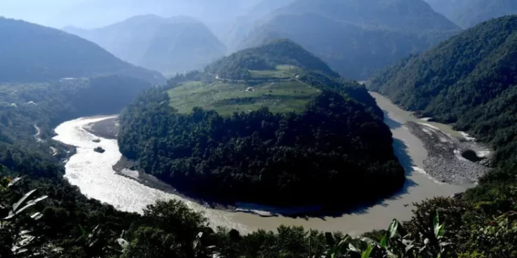 China to build world's largest hydropower dam in Tibet