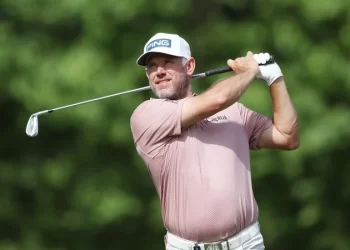 Lee Westwood qualifies for Open, Poulter & McDowell left out