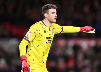 Mark Travers completes transfer to Everton from old club