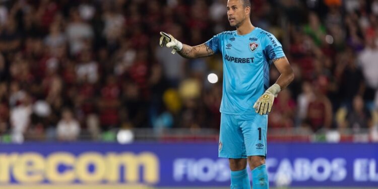 Fabio sets new record, surpassing Peter Shilton