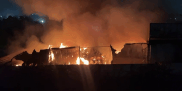 A major fire broke out yesterday evening at the newly opened China City Mall, located at Santasi roundabout in Kumasi, resulting in extensive damage to the structure and the goods housed inside.
